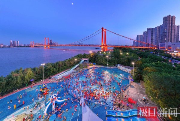 赤盈配资 武汉夏日好去处，江滩水上乐园人气爆棚