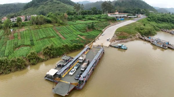 配操盘 方便西江两岸群众出行！六都公路渡口新渡船启用